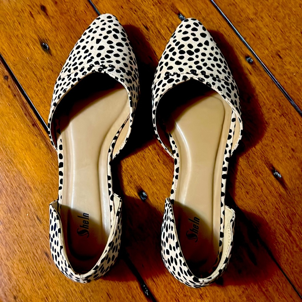CUTE tan and black flats, size 8.5